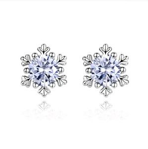 Sale🎊Beautiful snowflake w/ sparkly cz's earrings
